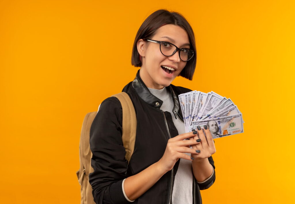 a girl freelancer holding man he earn from freelanccing