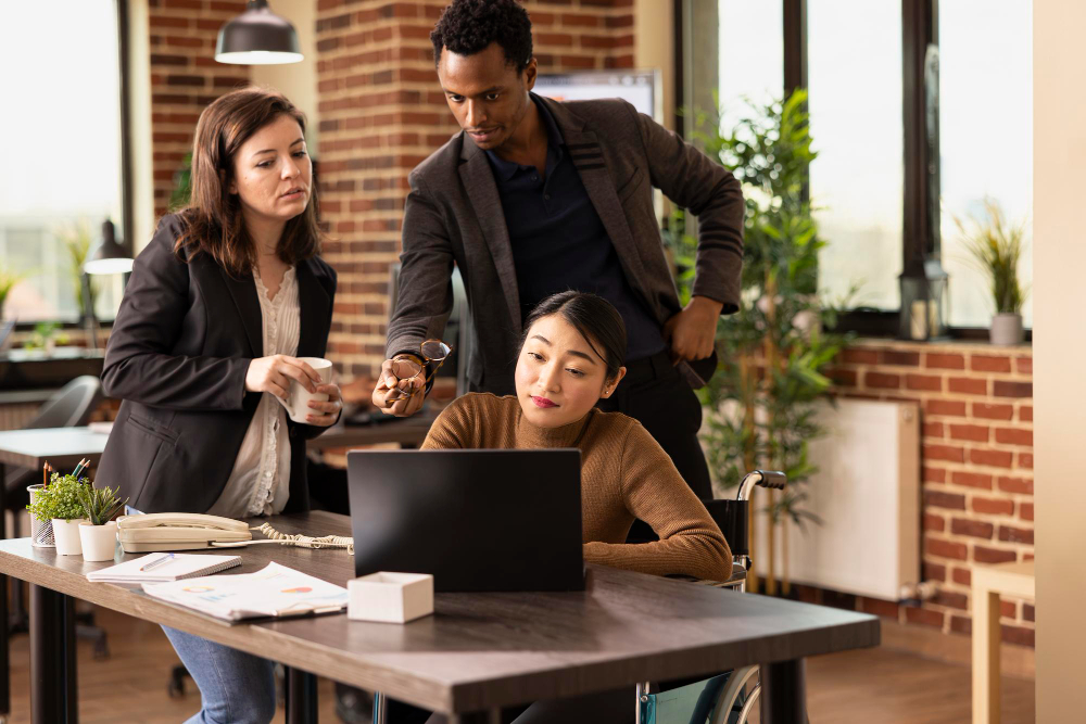 a group of worker discuss about AI overview topic in office