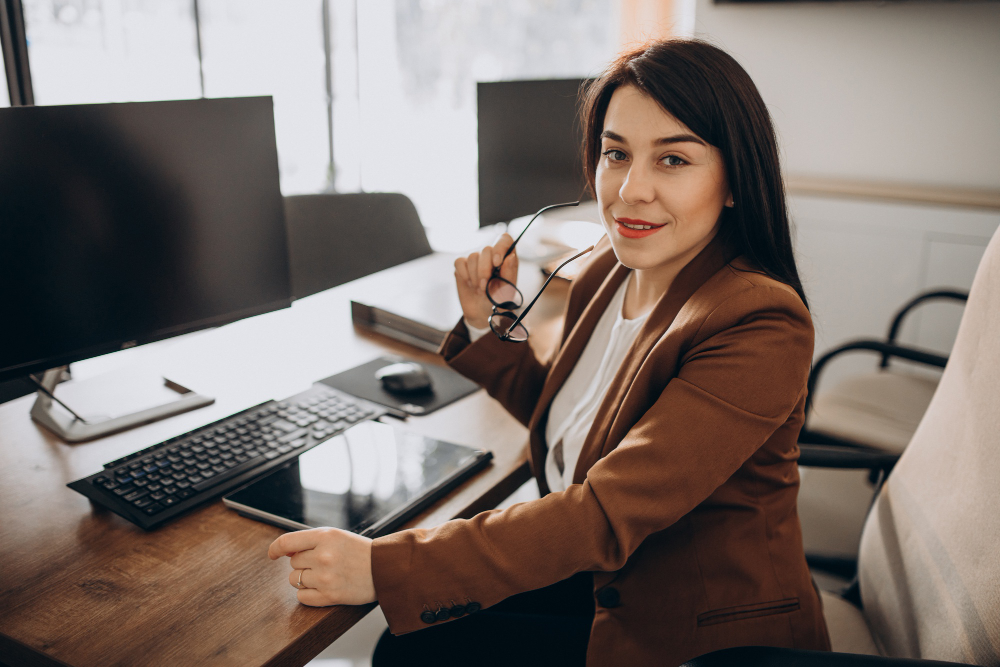 office women give pose for the photo